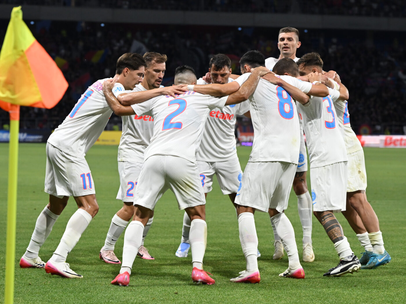 dennis-politic,-dat-pe-spate-de-un-coleg-de-la-fcsb:-ma-bucur-ca-pot-sa-invat-de-la-el