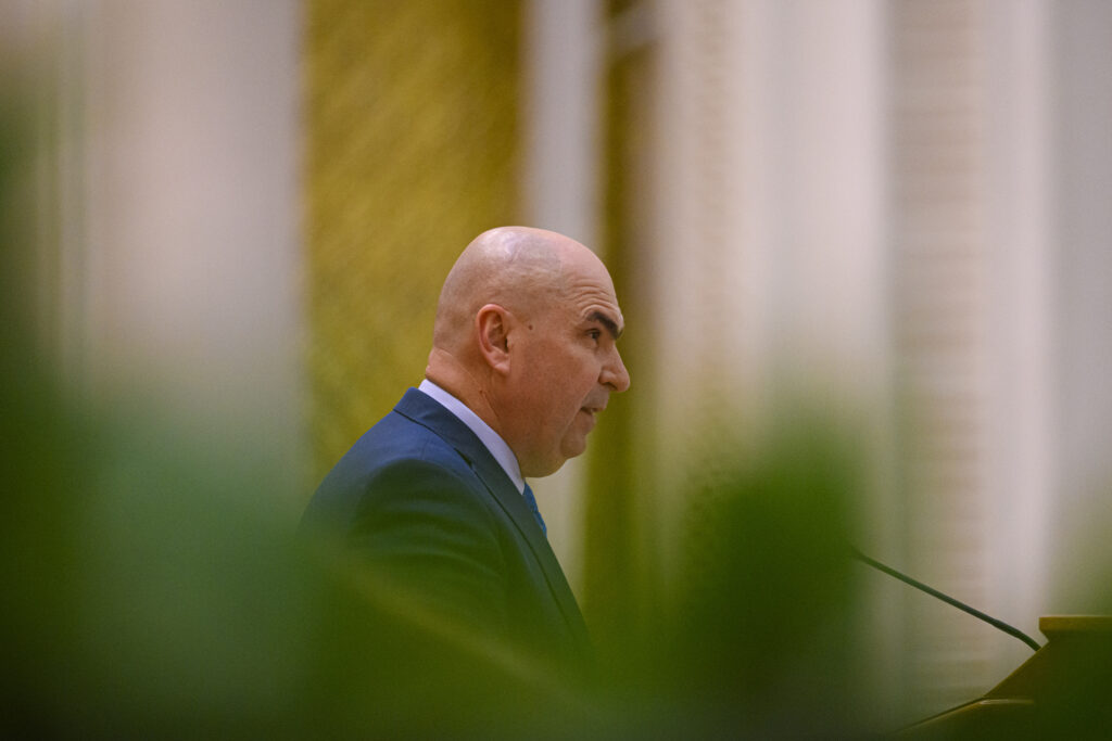 bolojan-anunta-doua-milioane-de-contributori-noi-la-sanatate-si-plafonarea-salariilor-la-stat