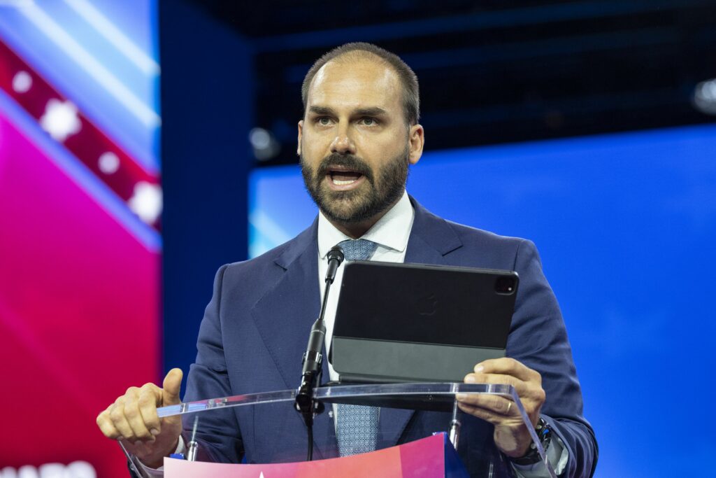 fiul-lui-bolsonaro-sustine-ca-instanta-suprema-din-brazilia-i-a-blocat-conturile