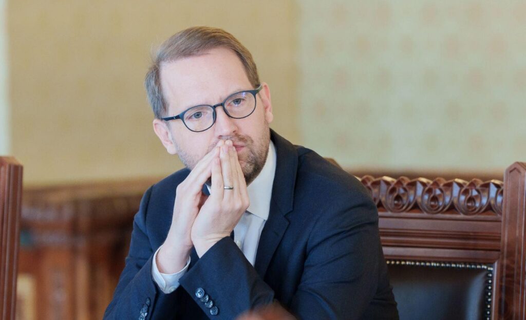 dominic-fritz:-acest-teatru-politic,-intr-o-oarecare-masura,-face-parte-din-democratie