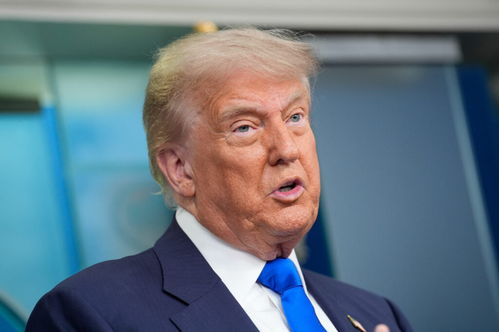 trump-ameninta-ca-va-majora-tarifele-la-importurile-indiene-cu-pana-la-25%