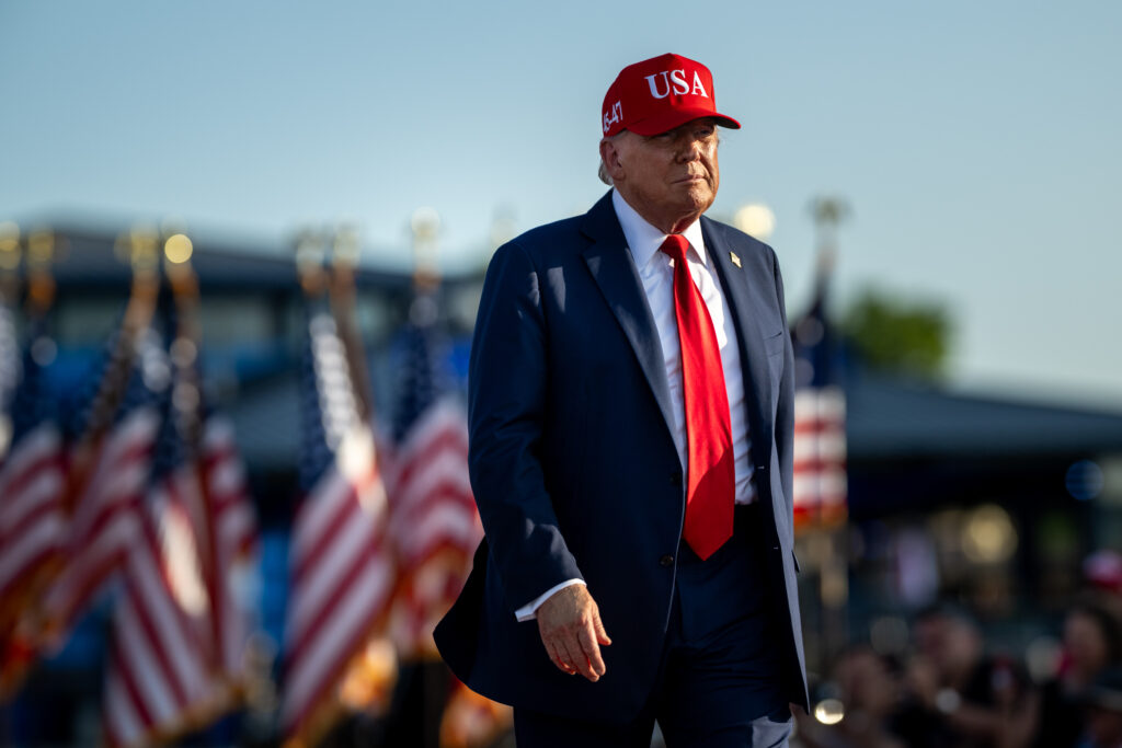 trump-a-semnat!-au-fost-majorate-tarifele-vamale-pentru-canada-de-la-25%-la-35%