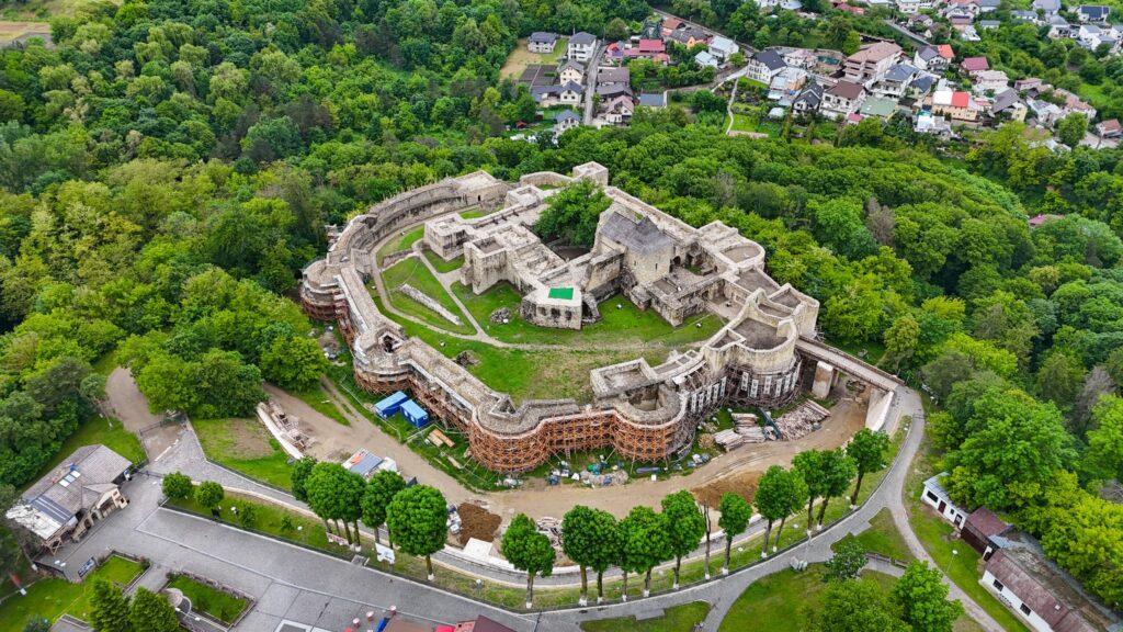 incep-lucrarile-pentru-eliminarea-infiltratiilor-de-apa-la-cetatea-de-scaun-a-sucevei