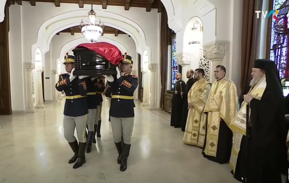 sicriul-cu-trupul-neinsufletit-al-fostului-presedinte-ion-iliescu-a-ajuns-la-cotroceni