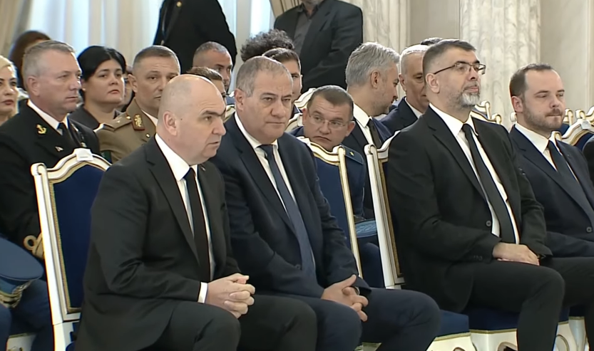 premierul-ilie-bolojan-si-mai-multi-ministri,-la-catafalcul-fostului-presedinte-ion-iliescu