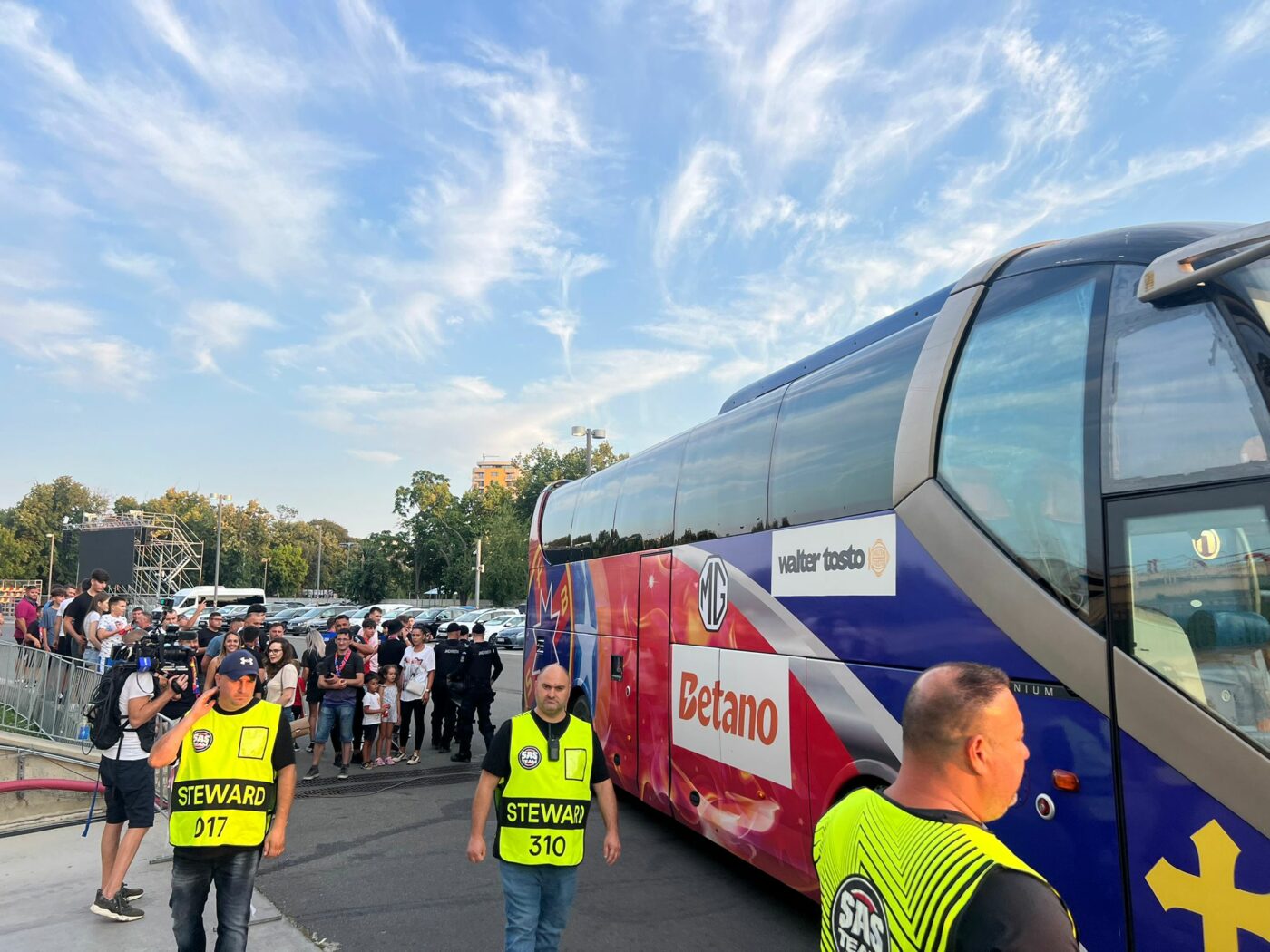 cum-l-au-primit-fanii-fcsb-pe-dennis-politic-la-meciul-cu-drita