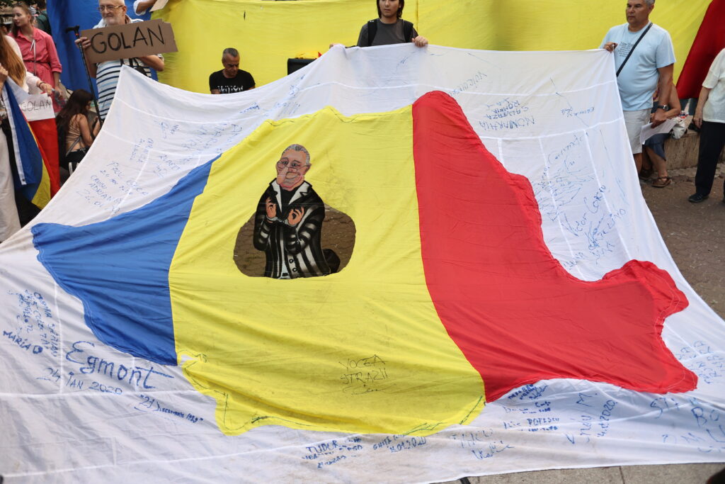 protest-in-piata-universitatii-fata-de-decretarea-zilei-de-doliu-national-pentru-ion-iliescu