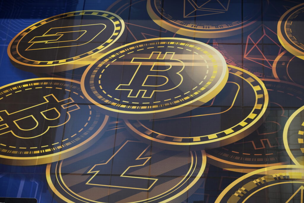 trump,-de-acord-cu-fondurile-private-de-investitii-si-criptomonedele-ca-optiuni-pentru-pensii