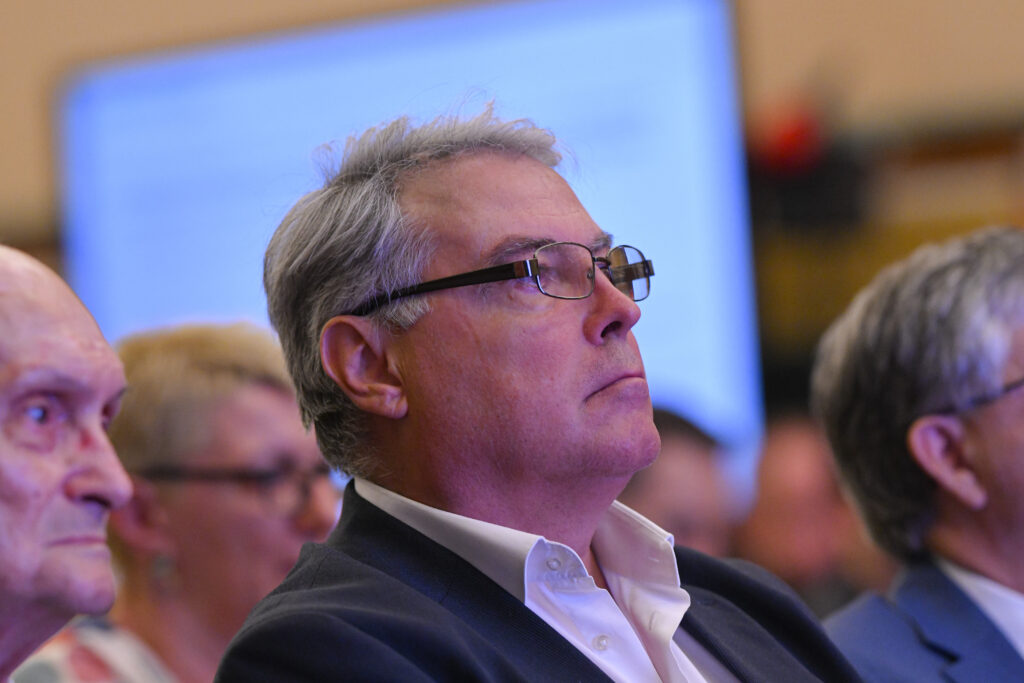 adrian-cioroianu-afirma-ca-nicusor-dan-a-gresit-lipsind-de-la-inmormantarea-lui-ion-iliescu