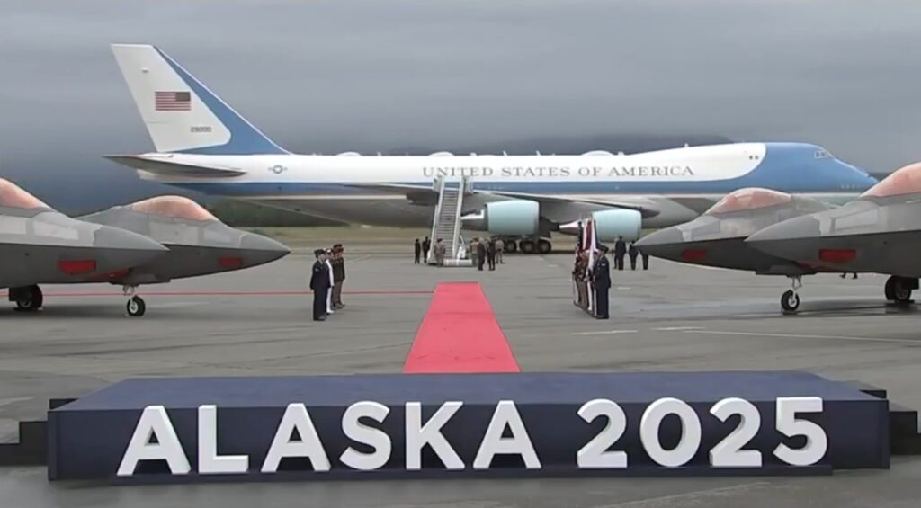 trump-a-aterizat-la-baza-militara-din-alaska-pentru-summitul-cu-putin