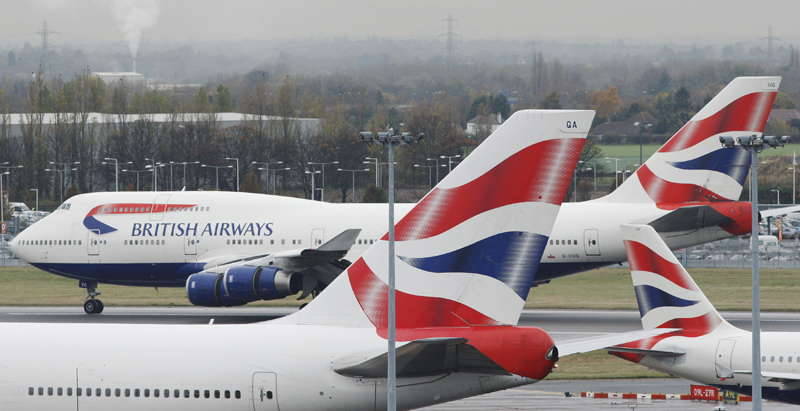 un-insotitor-de-bord-al-british-airways-a-fost-salvat-din-toaleta-drogat,-transpirat-si-dezbracat