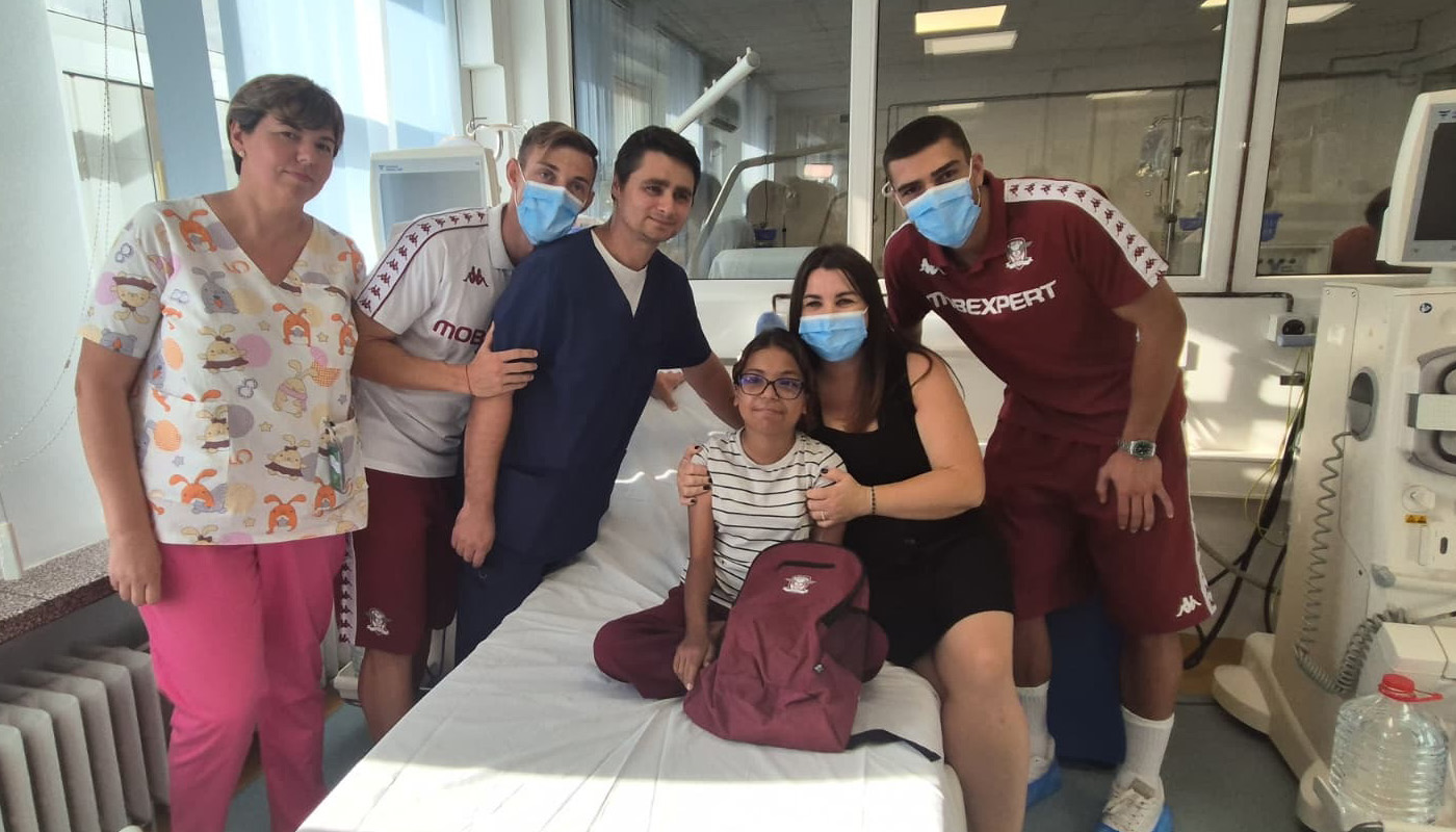 imagini-coplesitoare-de-la-spital-cu-fotbalistii-rapidului-printre-copiii-bolnavi