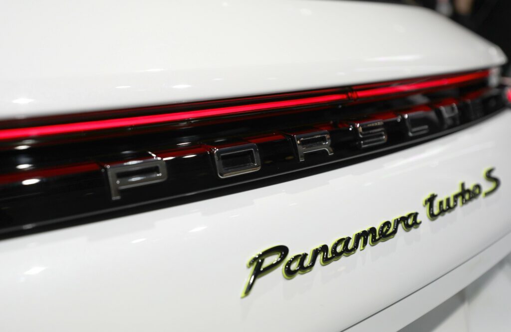 porsche,-aflat-in-criza,-mizeaza-pe-motoare-cu-combustie-si-amana-lansarea-unor-modele-electrice