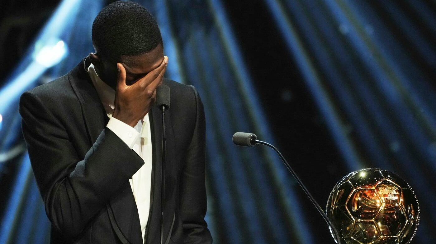 dembele-a-inceput-sa-planga-in-hohote-dupa-ce-a-primit-balonul-de-aur:-e-pentru-mama-mea