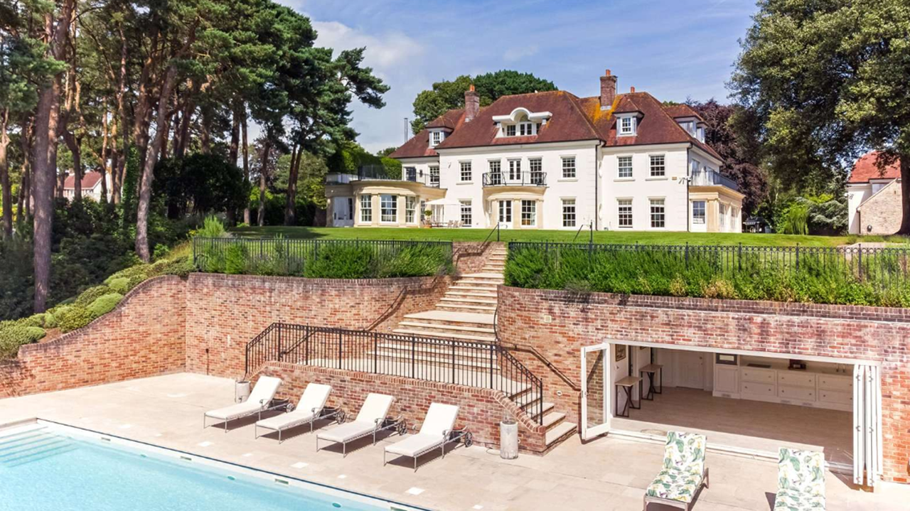 si-a-pus-la-vanzare-conacul-cu-vedere-la-mare-si-piscina-incalzita-pentru-14200.000-de-euro