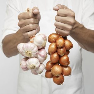 cum-scapi-de-mirosul-de-ceapa-si-usturoi-de-pe-maini