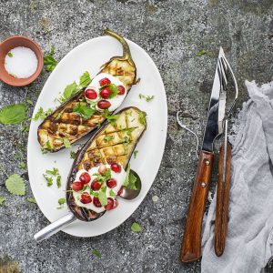 reteta-de-vinete-coapte-cu-sos-de-iaurt-si-menta