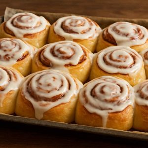 reteta-de-rulouri-cu-scortisoara-si-glazura.-desertul-a-devenit-viral-pe-tiktok