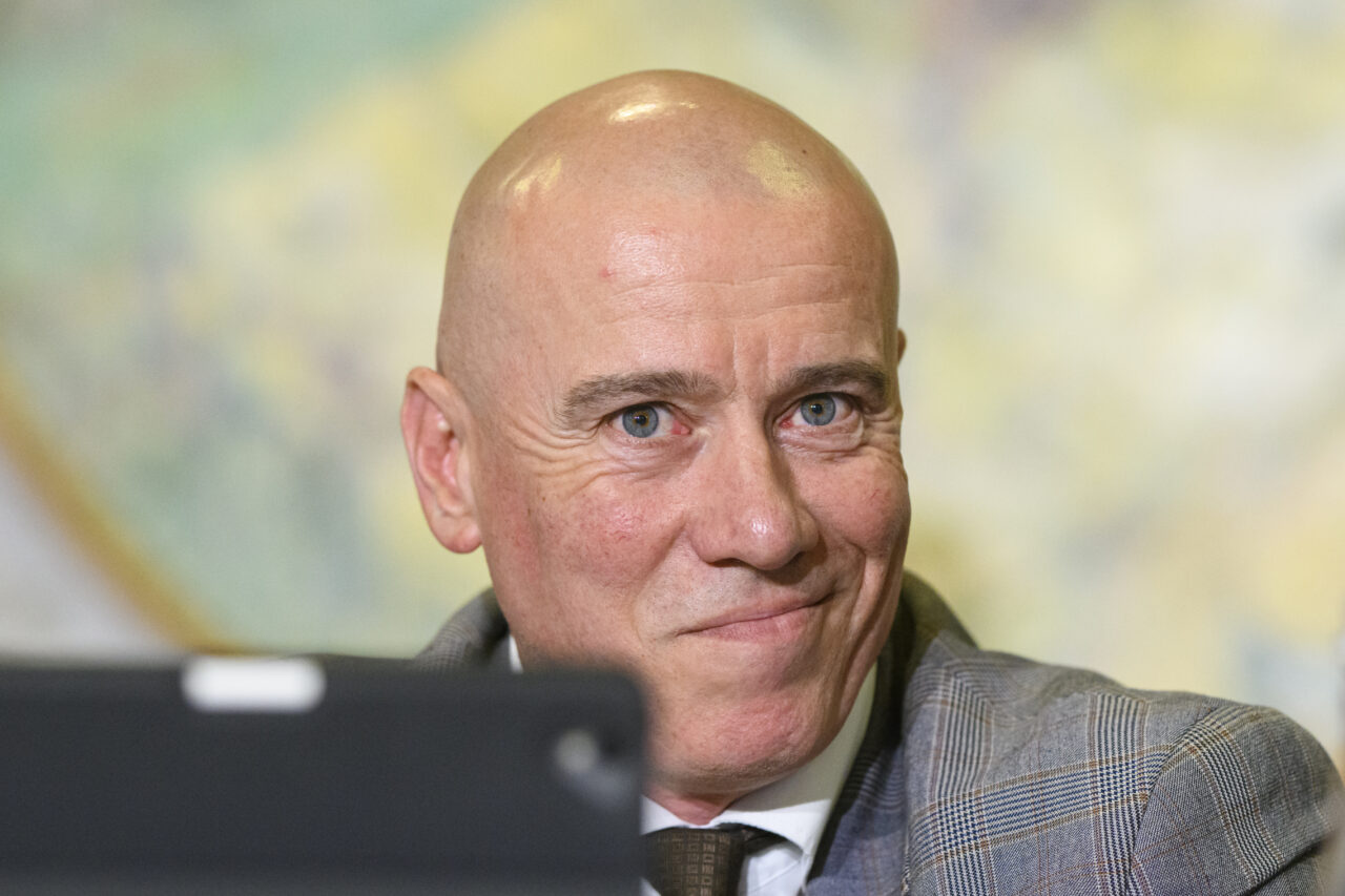 inca-un-ministru-cu-probleme-in-guvernul-bolojan:-si-ar-fi-trecut-in-cv-un-master-facut-la-un-ong