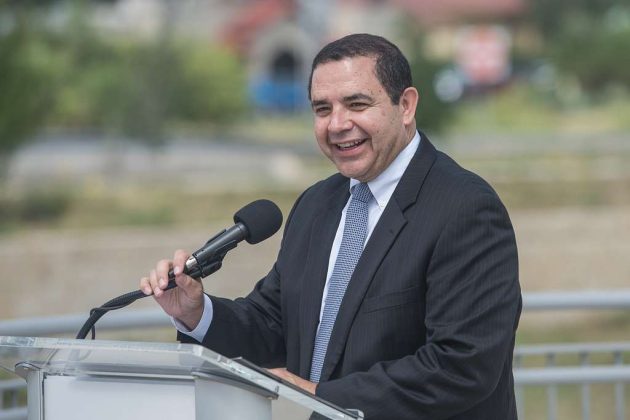 trump-l-a-gratiat-pe-congresmanul-democrat-henry-cuellar,-acuzat-de-luare-de-mita,-despre-care-spune-ca-e-o-victima-politica-a-fostului-presedinte-biden