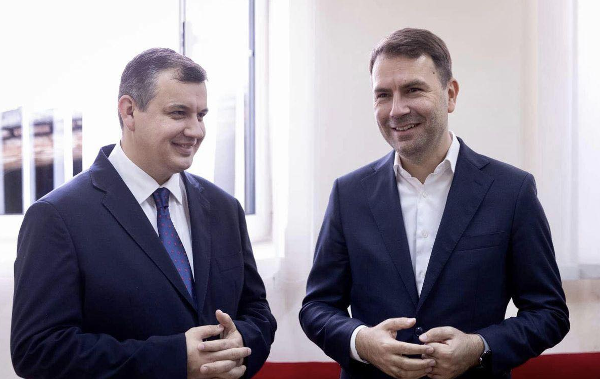 disperare-in-tabara-lui-drula-cu-cateva-zile-inainte-de-vot,-presedintele-si-toti-oamenii-din-jurul-sau-lupta-pentru-candidatul-usr.-tomac,-consilier-onorific,-ii-dedica-o-oda