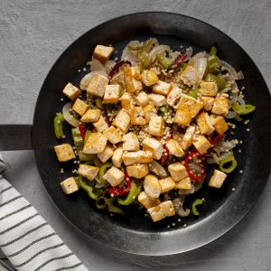 reteta-de-quinoa-cu-legume-si-tofu-la-cuptor.-un-preparat-de-post,-bogat-in-proteine