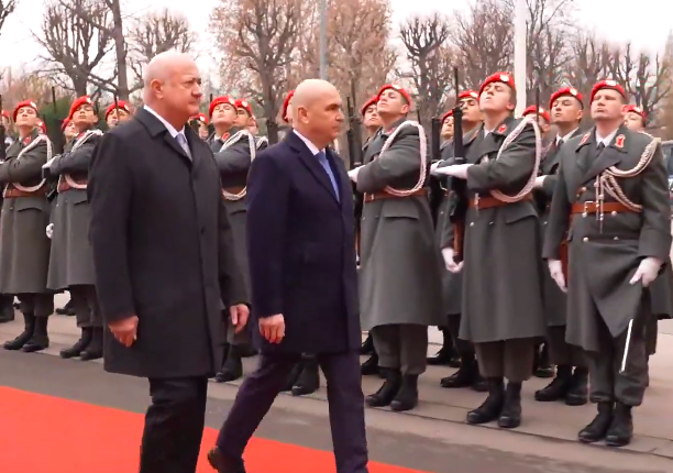 cancelarul-austriei-il-primeste-pe-premierul-ilie-bolojan-cu-onoruri-militare.-stocker:-austria-sustine-in-mod-expres-aderarea-romaniei-la-ocde