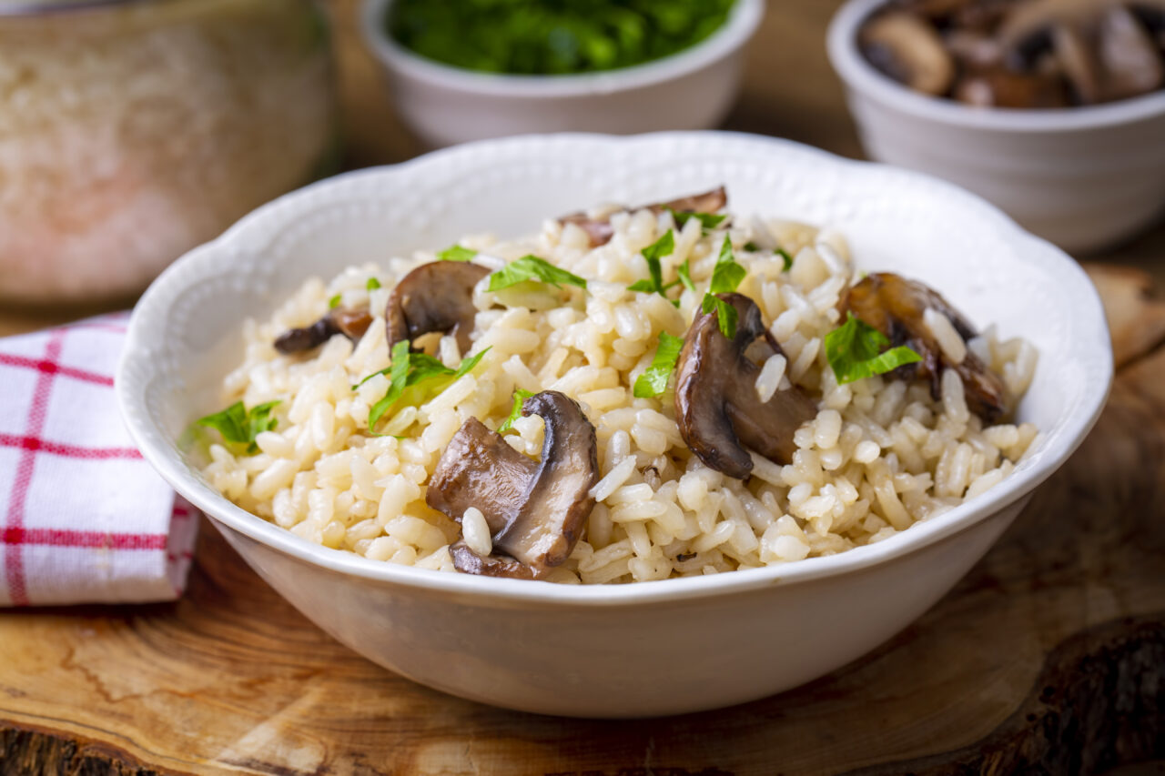 reteta-delicioasa-de-pui-cu-orez-si-ciuperci.-este-usor-de-preparat-si-va-fi-gata-in-mai-putin-de-o-ora