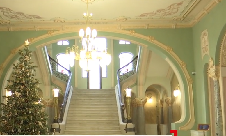 cazinoul-din-constanta,-decorat-de-craciun.-cat-costa-o-sedinta-foto-de-30-de-minute-aici
