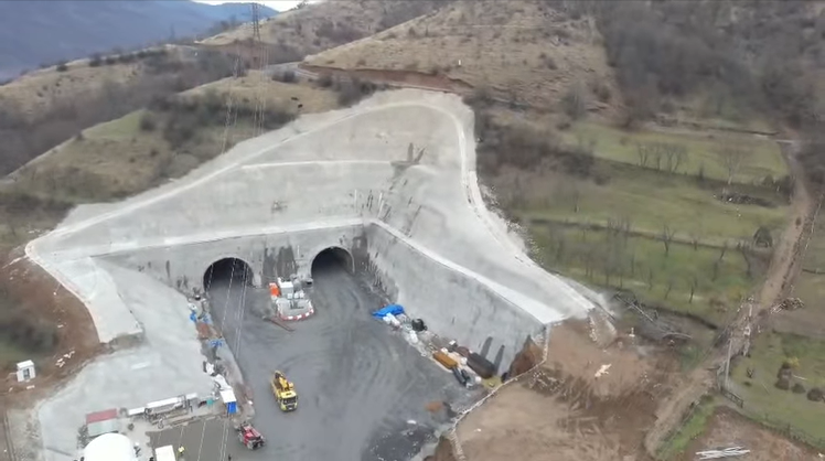 autostrada-a1-sibiu-pitesti:-lucrari-non-stop-in-munti,-la-tunelul-robesti.-urmeaza-autorizatia-pentru-tunelul-boita-1