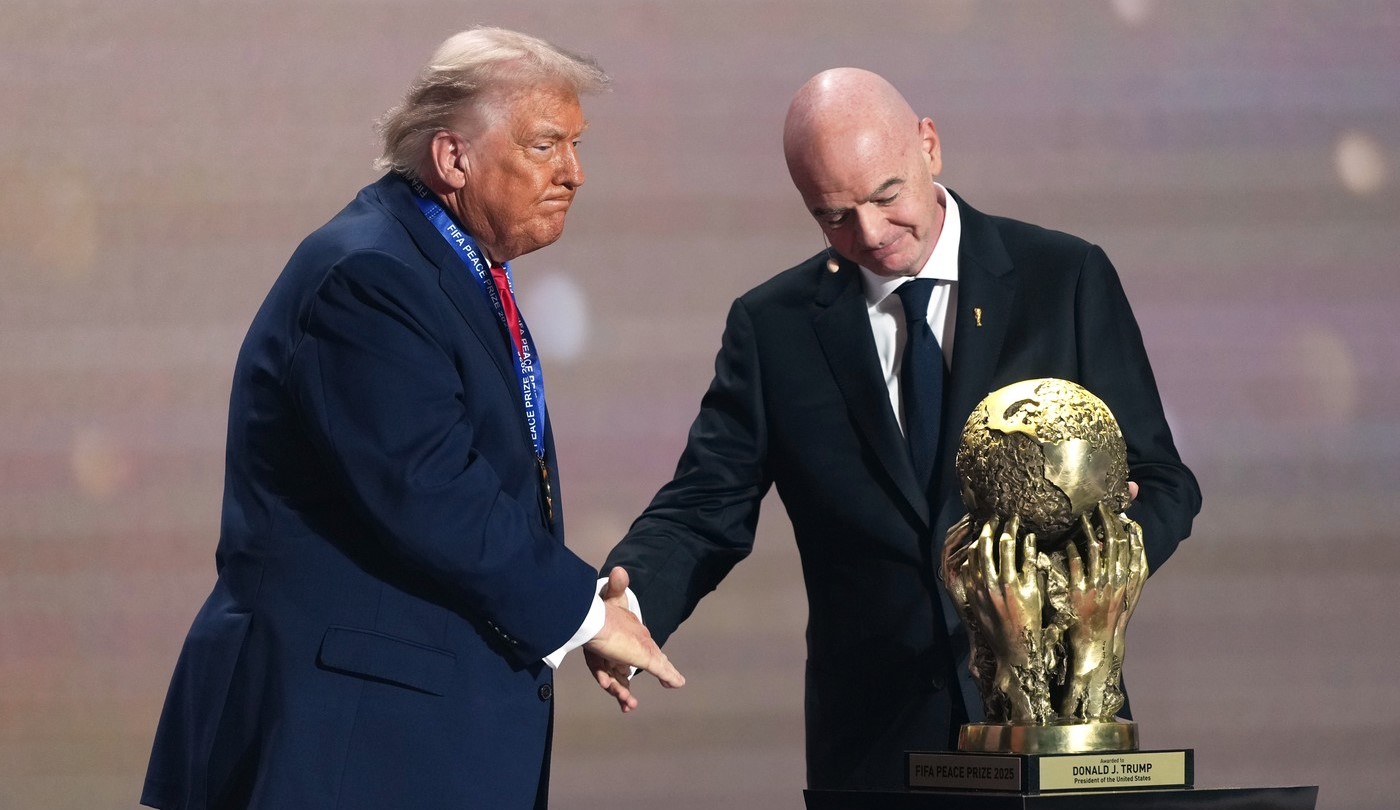 live-tragerea-la-sorti-a-campionatului-mondial-2026-adversarii-romaniei-de-la-turneul-final.-moment-fara-precedent:-gianni-infantino-i-a-inmanat-un-premiu-pentru-pace-lui-donald-trump