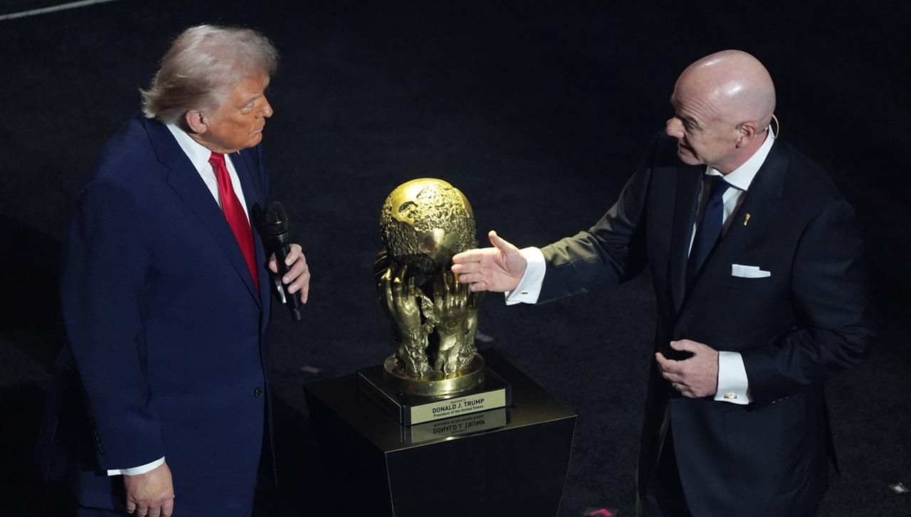 premiul-lui-trump-a-aruncat-in-aer-tragerea-la-sorti-pentru-cupa-mondiala.-presedintele-fifa-e-acuzat-ca-a-incalcat-regulamentul