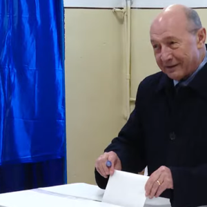 traian-basescu,-ingrijorat-dupa-ce-a-votat-la-alegerile-pentru-primaria-capitalei:-ne-aflam-intr-o-dezbatere-publica-extrem-de-toxica