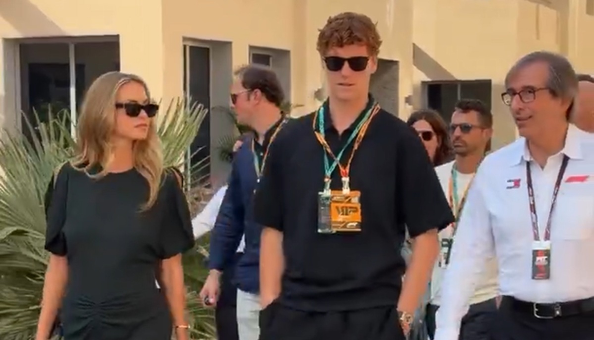 moment-stanjenitor-cu-jannik-sinner-si-iubita-sa,-la-ultima-cursa-de-formula-1-a-sezonului:-laila,-te-duci-la-garajul-mercedes?-partenera-tenismenului-a-avut-o-relatie-cu-mick-schumacher.-video