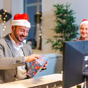 9-din-10-angajatori-vor-acorda-beneficii-de-craciun-angajatilor.-cei-mai-multi-vor-primi-prime-in-bani,-petrecere-de-final-de-an-cu-echipa-si-vouchere-cadou