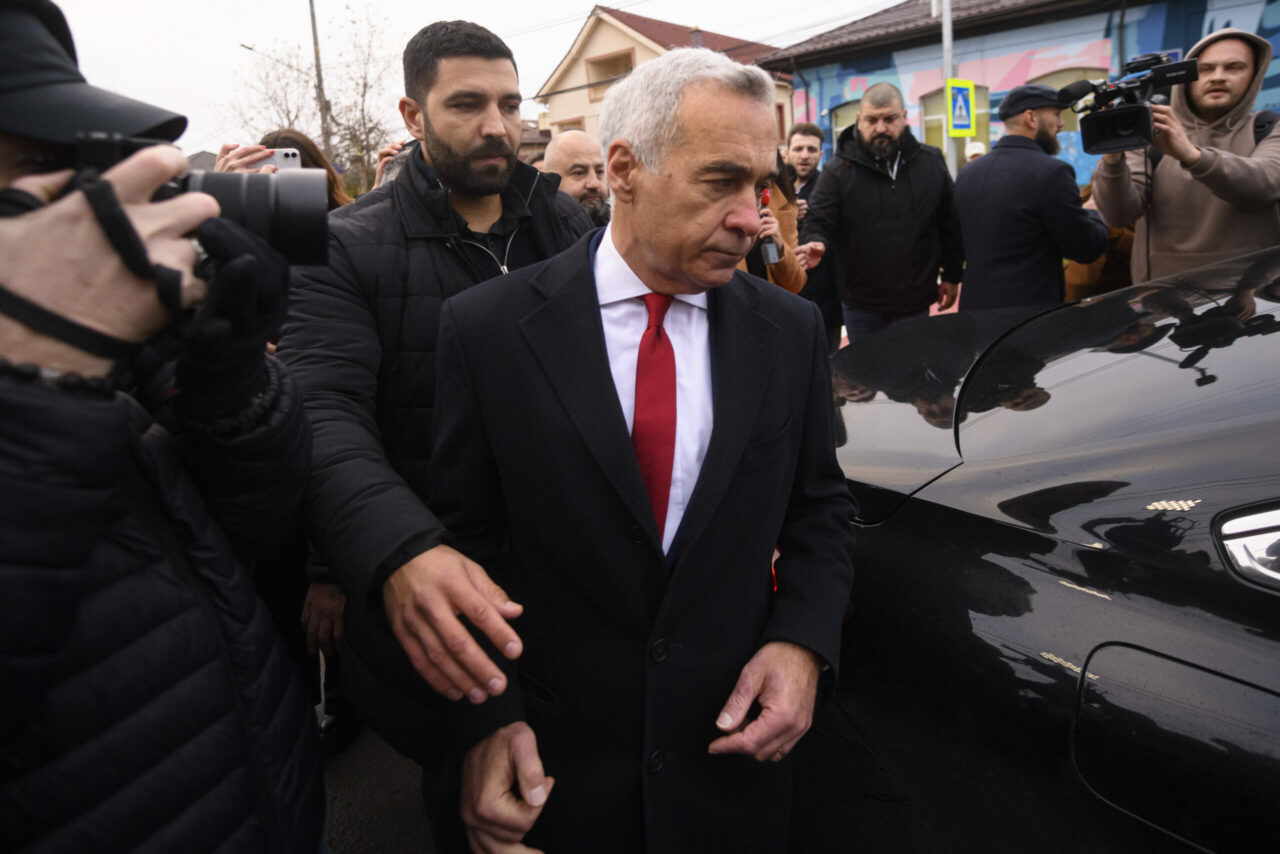 la-iesirea-de-la-judecatoria-sector-1,-calin-georgescu-se-declara-increzator-in-puterea-legii:-nu-am-si-nu-voi-avea-decat-o-singura-apararea:-legea.