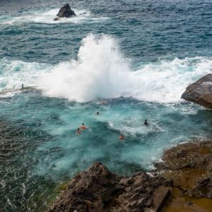 filmul-tragediei-din-tenerife.-doi-romani,-de-38-si-42-de-ani,-au-murit-inghititi-de-valuri-in-timp-ce-se-aflau-in-vacanta:-doi-copii-au-ramas-fara-mama-si-familiile-lor-distruse-pentru-totdeauna