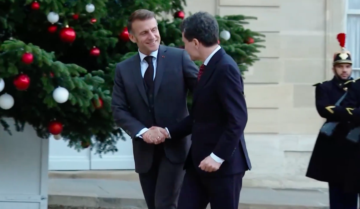 nicio-deplasare-fara-gafe-nicusor-dan-s-a-invartit-pe-loc-in-prezenta-presedintelui-macron,-derutat-de-locul-in-care-trebuie-sa-faca-poza-in-final,-presedintele-francez-i-a-aratat-calea-corecta.-administratia-prezidentiala-a-taiat-momentul-din-filmare