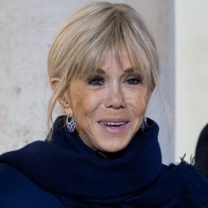 brigitte-macron,-in-mijlocul-unui-scandal,-dupa-ce-a-fost-filmata-cand-jignea-activistele-feministe,-la-spectacolul-unui-comediant-acuzat-de-viol.-val-de-critici-la-nivel-inalt:-noi-nu-vorbim-asa