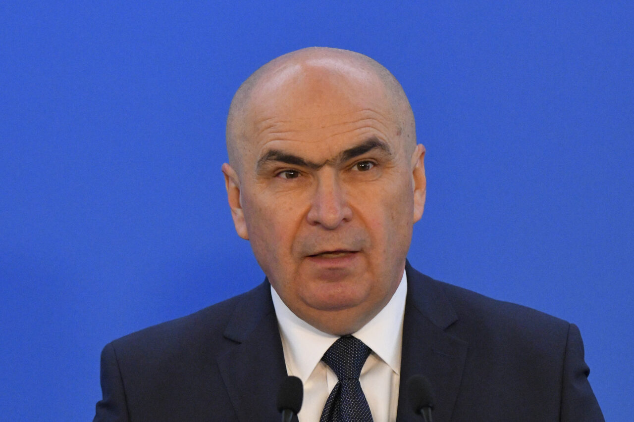 dupa-magistrati,-ilie-bolojan-loveste-si-in-personalul-militar.-angajatii-din-mai-si-ministerul-apararii,-vizati-de-legea-pensiilor-speciale