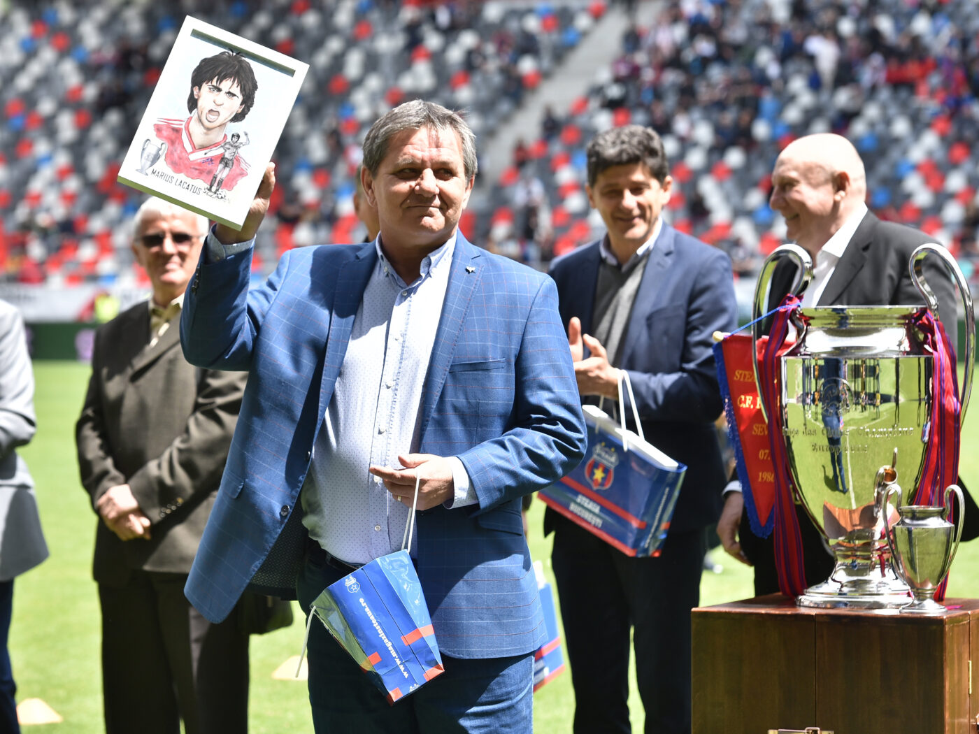 singurul-fotbalist-din-campionat-pe-care-marius-lacatus-l-a-rugat-politicos,-chiar-pe-gazon,-sa-plece-din-zona-lui:-stia-ca-l-lovesc!.-exclusiv