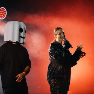 cine-sunt-fantomel-si-kate-linn,-artistii-romani-care-au-lansat-hit-ul-international-dame-un-grr.-vor-deschide-show-ul-lui-ricky-martin-in-romania:-este-o-onoare