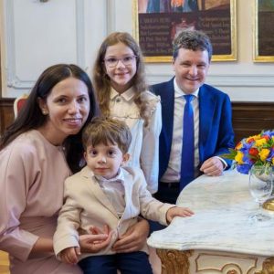 ce-copii-frumosi-au-mirabela-gradinaru-si-nicusor-dan!-10-imagini-cu-aheea-si-antim-in-momente-cheie,-la-evenimente-publice-sau-vizite-oficiale,-care-au-captat-toata-atentia