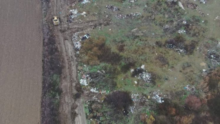 garda-de-mediu-a-confiscat,-in-urma-imaginilor-surprinse-de-o-drona,-un-buldozer-folosit-in-gestionarea-ilegala-a-deseurilor-de-catre-primaria-ciumeghiu-(judetul-bihor)