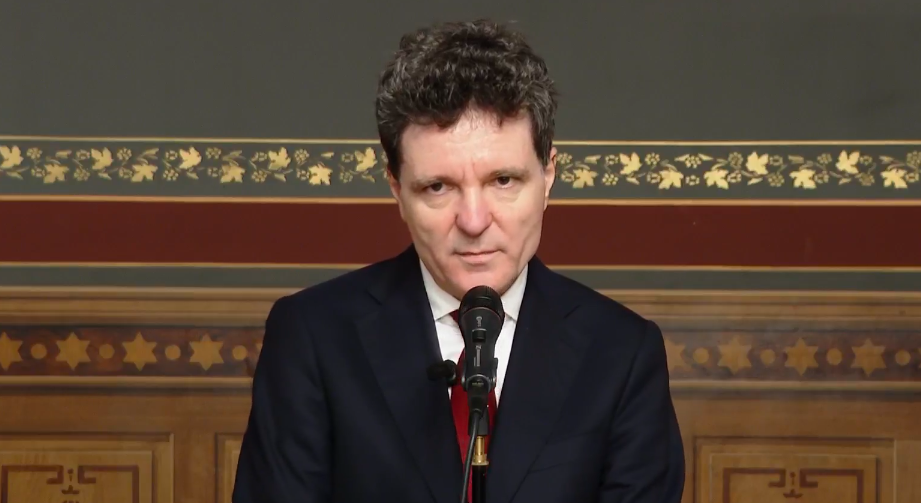 lui-nicusor-dan-ii-e-rusine-cu-coalitia-in-lume:-este-foarte-greu-sa-explic-unui-strain-ca-avem-4-partide-care-formeaza-o-coalitie-si-se-ataca-intre-ele