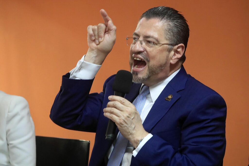 presedintele-din-costa-rica-scapa-de-cercetarile-pentru-interferenta-in-alegeri.-cazul-sau,-suspendat-pana-la-incheierea-mandatului