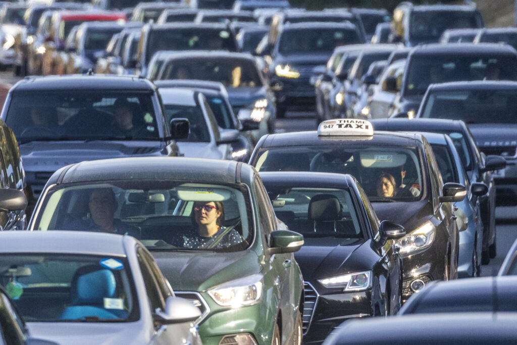 ue-retrage-interdictia-vanzarii-de-masini-noi-pe-benzina-si-motorina-din-2035,-dar-eliminarea-motoarelor-cu-combustie-interna-nu-se-incheie-aici