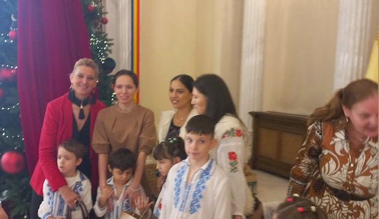 mirabela-gradinaru,-partenera-presedintelui-nicusor-dan,-primeste-colindatori-la-palatul-cotroceni