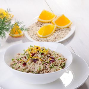reteta-de-salata-de-quinoa-cu-leurda-si-dressing-de-citrice