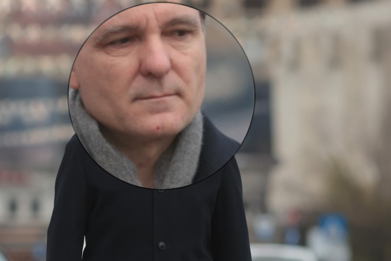 nicusor-dan-vs-lama-de-barbierit.-presedintele-s-a-dus-la-monumentul-eroilor-revolutiei-cu-mici-taieturi-pe-barbie